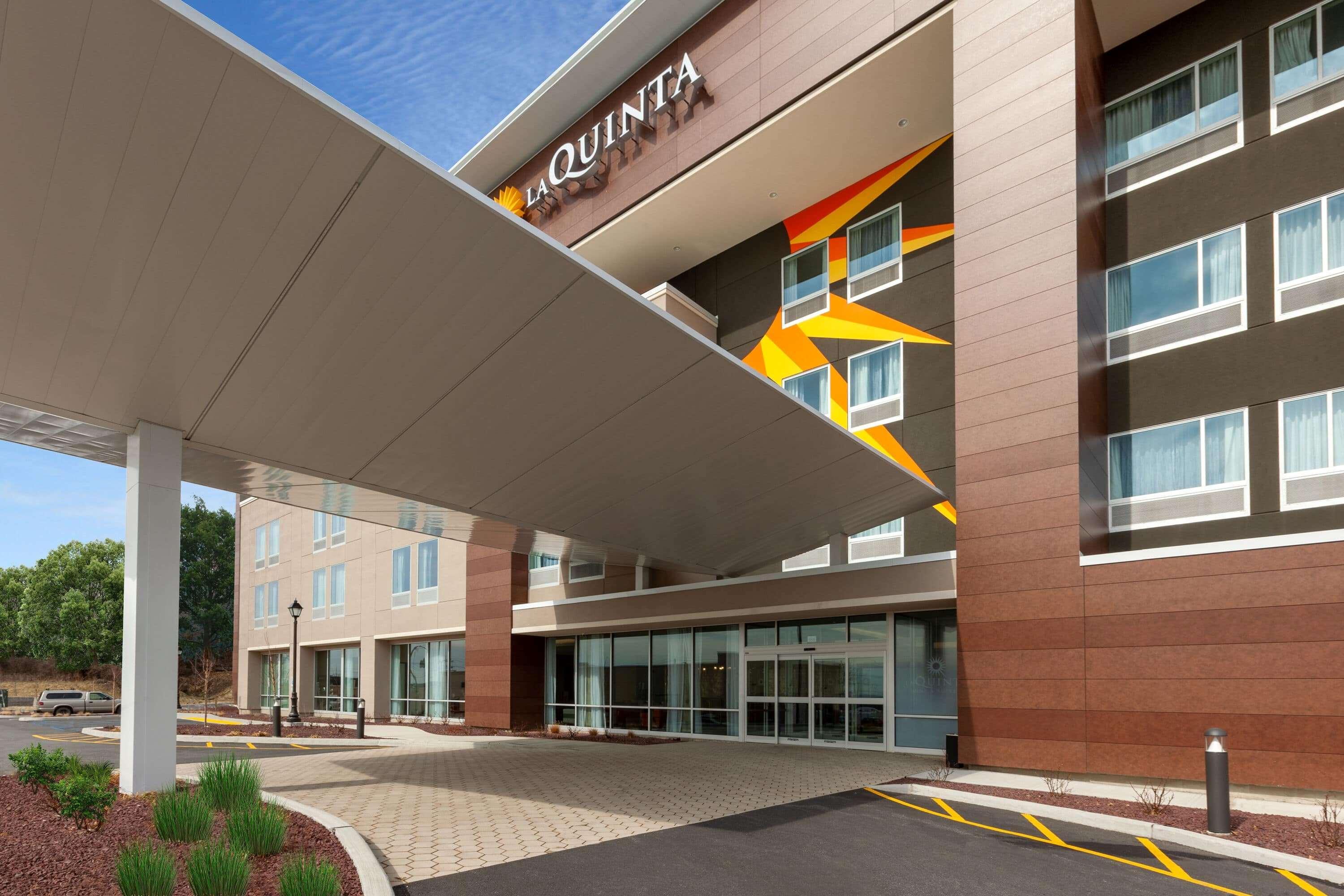 La Quinta Inn & Suites By Wyndham Middletown Exterior photo